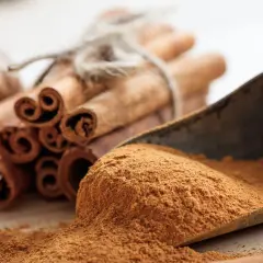 Zimtstangen und gemahlener Zimt in einer Schaufel. Zimt gesund und aromatisch, perfekt für die Küche.