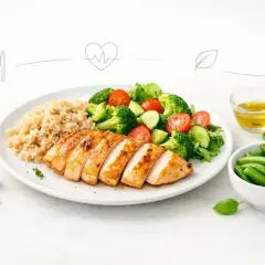 Idealny fit obiad z kurczakiem: soczysta pierś z ryżem, świeża sałatka z brokułów i pomidorków, fasolka szparagowa i oliwa.