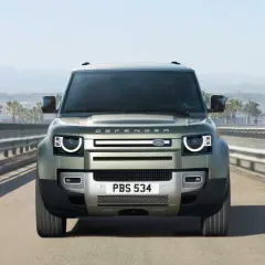 Nowy Range Rover Defender jedzie autostradą, gotowy na każdą przygodę.