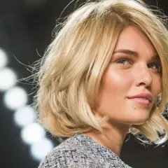 Blondes Modell mit einem lässigen, **choppy bob** und einem Tweed-Jackett.