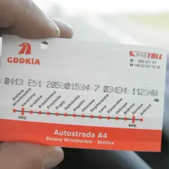 Bilet na autostradę A4 z zaznaczonymi miejscowościami i numerami.