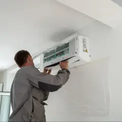 Technik kończy montaż klimatyzacji, dbając o każdy szczegół.