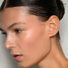 Perfil de mujer con peinados media melena modernos, piel luminosa y maquillaje sutil.