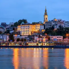 Wieczorny widok na Belgrad, Serbię, z rzeką i oświetlonymi budynkami. Warto zobaczyć w Serbii!