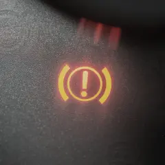 Voyant de frein allumé, signalant un possible liquide de frein vide.