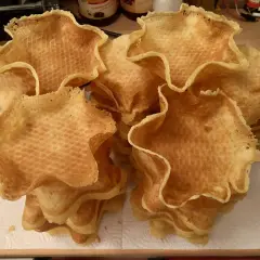 Frisch gebackene, sternförmige Eiswaffeln liegen gestapelt auf Küchenpapier. Perfekt zum **eiswaffeln selber machen** für den Sommer!