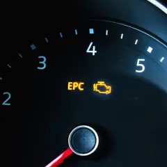 Na desce rozdzielczej świeci się żółta kontrolka EPC, sygnalizując problem z układem napędowym.