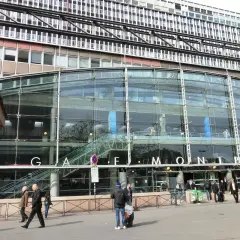 La gare de Montparnasse, avec sa façade de verre moderne, accueille des voyageurs pressés.