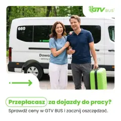 Szczęśliwa para z walizką przy busie GTV BUS. Sprawdź cennik GTV BUS i oszczędzaj na dojazdach do pracy.