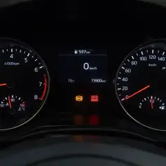 Cruscotto auto con tachimetro, contagiri e indicatori. La spia freni è accesa, segnalando un potenziale problema.