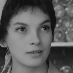 Młoda Ewa Krzyżewska w kadrze z jednego z jej filmów, z charakterystyczną apaszką na głowie.