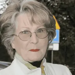 Irena Santor w okularach, z czerwoną szminką na ustach, w białej kurtce. Myśli o swoich dzieciach.
