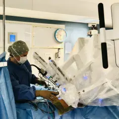 Chirurgien opérant avec un robot chirurgical, une avancée pour les patients après opération de la prostate.