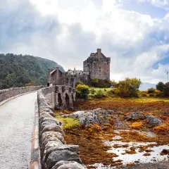 Kamienny most prowadzi do zamku Eilean Donan, ikony Szkocji. Wiza do Szkocji to marzenie wielu podróżników.