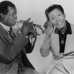 Louis Armstrong gra na trąbce, a Ella Fitzgerald słucha, zastanawiając się, co to scat.