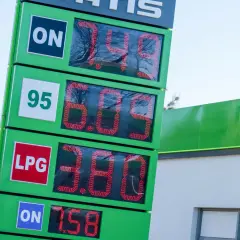Czym się różni benzyna od diesla? Na tablicy widać ceny: ON 7.49, 95 6.89, LPG 3.80, ON 7.58.