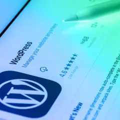 Ekran aplikacji WordPress na tablecie z rysikiem.