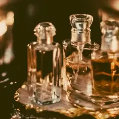 Kilka eleganckich buteleczek z perfumami, niektóre z płynem w kolorze bursztynu. Czy perfumy się psują? Te wyglądają na wieczne.