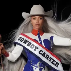 Beyoncé jako Cowboy Carter, gotowa na grammy 2026 nominacje, na białym koniu z długą, siwą grzywą.