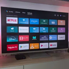 Ekran Tizen TV z ikonami aplikacji: Netflix, Prime Video, Disney+, YouTube i innymi.