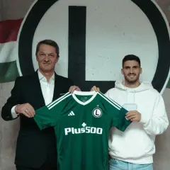 Dwaj mężczyźni prezentują zieloną koszulkę piłkarską z logo Legii. To może być nowy rekord transferowy ekstraklasy.
