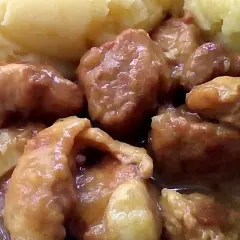 Pyszny sos z mięsa wieprzowego, idealny do ziemniaków. Oto jak zrobic sos z mięsa wieprzowego, by był tak apetyczny!
