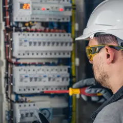 Zarobki elektryka po zawodówce: Od 4800 do 12000 zł brutto?