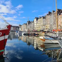 Un camping-car rêve de naviguer sur les boucles de la Seine, admirant les bateaux et les maisons colorées de Honfleur.