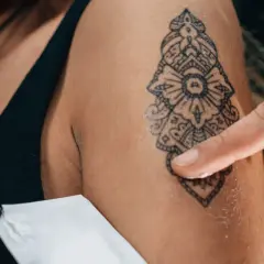 Application d'une crème sur un nouveau tatouage. Pour savoir si un tatouage est cicatrisé, observez la peau : elle ne doit plus être rouge, gonflée ni suinter.