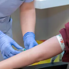 Pielęgniarka pobiera krew do badania. Gdy masz niski poziom płytek krwi, jak podnieść? Dieta i suplementy mogą pomóc.