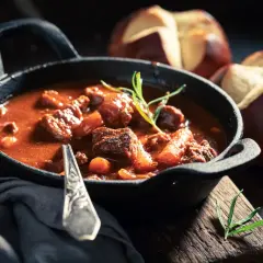Gęsty gulasz bez grudek? Moje sprawdzone metody zagęszczania sosu