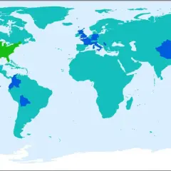 Mapa świata z zaznaczonymi obszarami, gdzie rosną sekwoje: USA, Chiny, Europa.