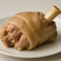 Gotowane golonki w siatce, idealne do pieczenia. Dowiedz się, jak gotować golonki w siatce, by były soczyste i aromatyczne.