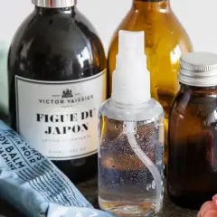 Flera flaskor och en tub med hudvårdsprodukter, inklusive en sprayflaska som kan användas för ett saltvattenspray recept.