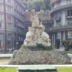 Fontana con statua di Partenope, figura mitologica legata a Ulisse, circondata da creature marine.