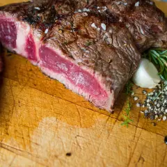 Côte de boeuf juteuse, saignante, parfaite pour un barbecue. La température idéale pour un goût exceptionnel.