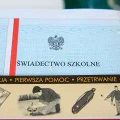 Świadectwo szkolne z godłem Polski i paskiem w barwach narodowych. Poniżej widoczne grafiki: kompas, pomoc, nóż i przetrwanie.