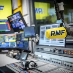 Mikrofon z logiem RMF FM w studiu radiowym, gotowy do transmisji. Może to być zapowiedź kolejnej edycji loterii RMF FM.