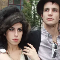 Amy Winehouse z mężem Blake'iem Fielderem-Civilem na ulicy.