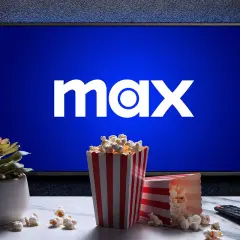 Telewizor z logo Max, popcorn i pilotem.