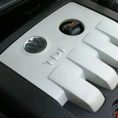 Silnik 2.0 TDI BMM z napisem TDI i logo VW. Widoczny korek wlewu oleju.