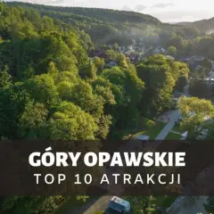 Góry Opawskie w zieleni, z widokiem na miasteczko i szlak turystyczny. Top 10 atrakcji regionu.