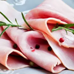 Fines tranches de jambon charcuterie, garnies de romarin et de grains de poivre rose. Un délice pour les yeux et les papilles.