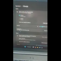Ustawienia dźwięku Windows pokazują, jak sparować słuchawki JBL z laptopem, wybierając "JBL Flip 4" jako urządzenie wyjściowe.