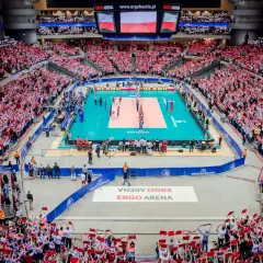 Widownia Ergo Areny wypełniona po brzegi, kibice w biało-czerwonych barwach dopingują siatkarzy.