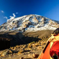 Zelt und Holzhütte am Kilimandscharo. Die beste Reisezeit Tansania ist ideal für dieses Abenteuer.