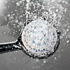 Duschkopf mit Wasserstrahlen. Warum nicht duschen vor Darmspiegelung? Eine erfrischende Dusche ist wichtig.