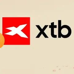 Odkryj, xtb co to jest! Logo XTB obok symbolu Bitcoina i archeolog badający drobne przedmioty.