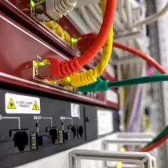 Sieć LAN z kolorowymi kablami. Chcesz wiedzieć, jak sprawdzić, kto jest podłączony do sieci Wi-Fi?