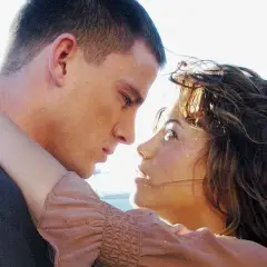 Channing Tatum wzrost. Para w czułym uścisku, patrząca sobie w oczy.